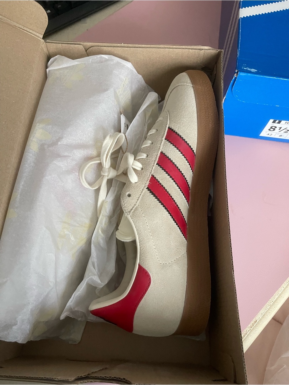 BNWT  adidas Cream & Red Manchester United Gazelle Sneakers - Picture 2 of 5